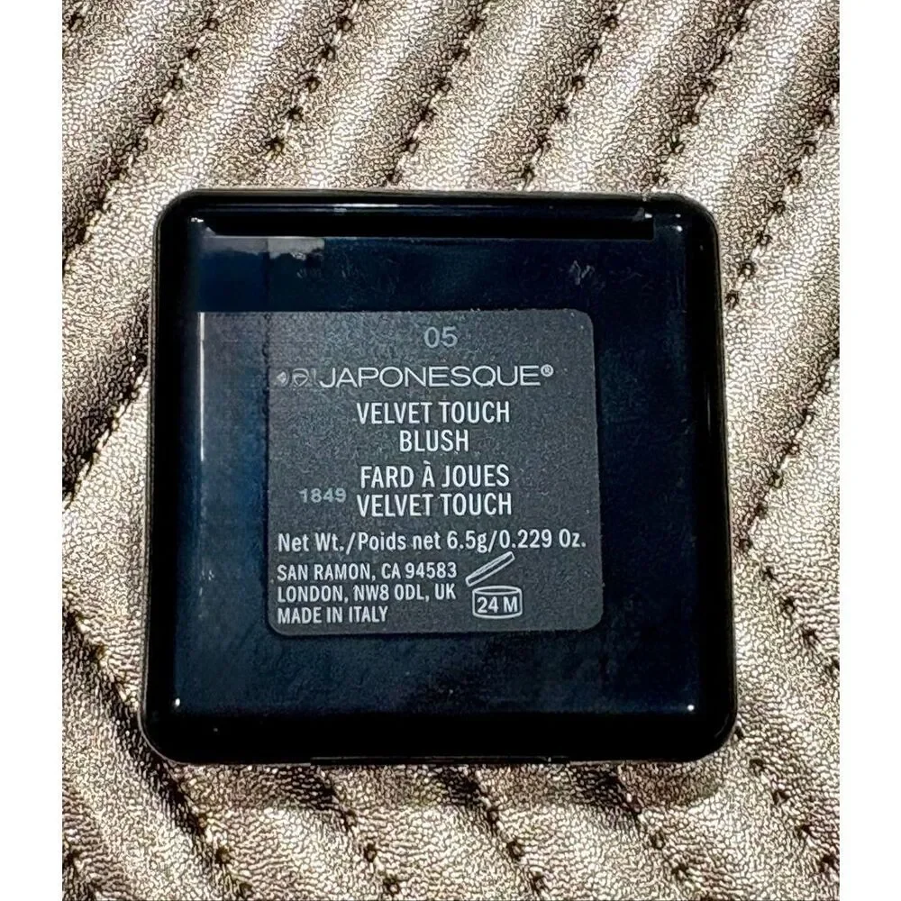 JAPONESQUE  - NIB Velvet Touch Blush/Shade 05 (cinnamon). Perfect for Sculpting